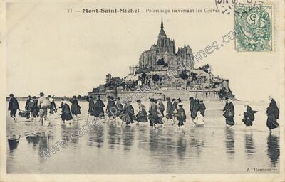 Carte postale ancienne Pèlerinage traversant les Grèves — Le Mont-Saint-Michel (Manche)