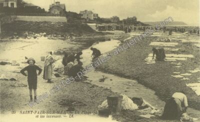 Carte postale ancienne La Plage et les laveuses — Saint-Pair-sur-Mer (Manche)
