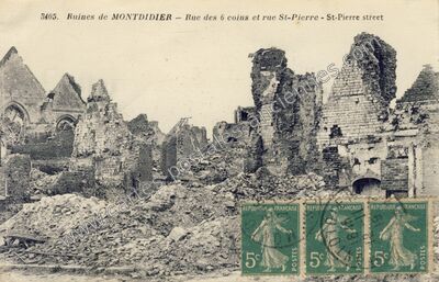 Carte postale ancienne Ruines — Rue des 6 coins et rue St-Pierre - St-Pierre street — Montdidier (Somme)