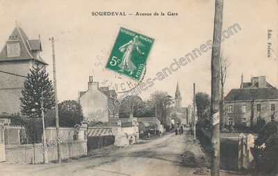 Carte postale ancienne Avenue de la Gare — Sourdeval (Manche)