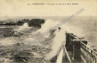 Carte postale ancienne Un paquet de mer sur la Place Napoléon — Cherbourg (Manche)