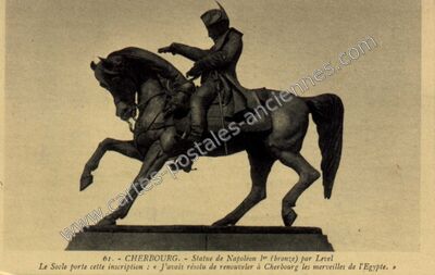 Carte postale ancienne Statue de Napoleon 1er (bronze) par Level — Cherbourg (Manche)
