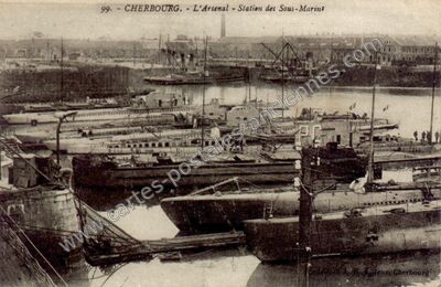 Carte postale ancienne L'Arsenal - Station des Sous-Marins — Cherbourg (Manche)