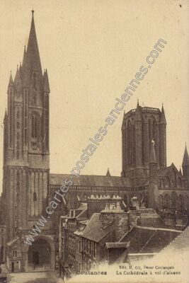 Carte postale ancienne La Cathédrale à vol d'oiseau — Coutances (Manche)
