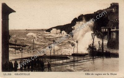 Carte postale ancienne Effet de vagues sur la Digue — Granville (Manche)