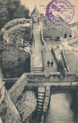 Carte postale ancienne Abbaye. Vue de l'escalier prise en aeroplane — Le Mont-Saint-Michel (Manche)