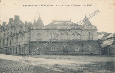 Carte postale ancienne La Caisse d'Épargne et le Musée — Beaufort-en-Vallée (Maine-et-Loire)