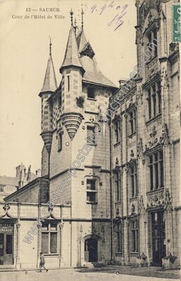 Carte postale ancienne Cour de l'Hôtel de Ville — Saumur (Maine-et-Loire)