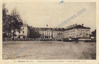 Carte postale ancienne L'Ecole de Cavalerie et d'Application - La Cour d'Honneur — Saumur (Maine-et-Loire)