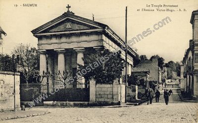 Carte postale ancienne Le Temple Protestant et l'Avenue Victor-Hugo — Saumur (Maine-et-Loire)