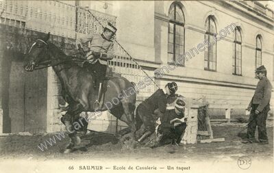 Carte postale ancienne Ecole de Cavalerie — Un taquet — Saumur (Maine-et-Loire)