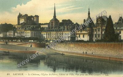 Carte postale ancienne Le Château, l'Église St-Pierre, l'Hôtel de Ville, Vue prise du Pont Cessart — Saumur (Maine-et-Loire)