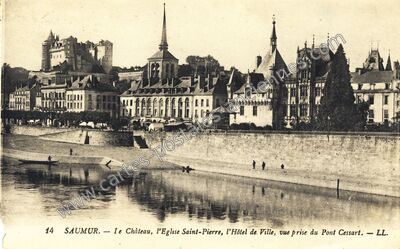 Carte postale ancienne Le Château, l'Eglise Saint-Pierre, l'Hôtel de Ville, vue prise du Pont Cessart — Saumur (Maine-et-Loire)