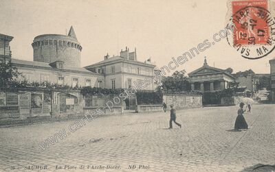Carte postale ancienne La Place de l'Arche-Dorée — Saumur (Maine-et-Loire)