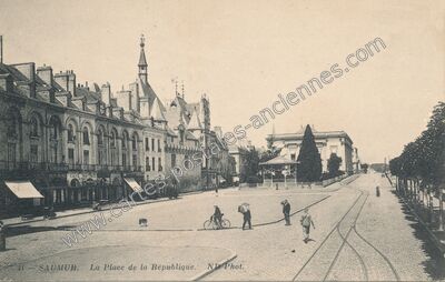 Carte postale ancienne La Place de la République — Saumur (Maine-et-Loire)