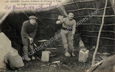 Carte postale ancienne Carrières d'Ardoises des Fresnayes et Trélazé, Les fendeurs d'ardoises et leurs abris — Trélazé (Maine-et-Loire)