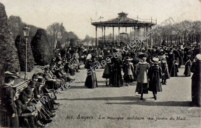 Carte postale ancienne La musique militaire au jardin du Mail — Angers (Maine-et-Loire)