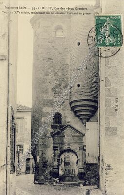 Carte postale ancienne Rue des vieux Greniers, Tour du XVe siècle, renfermant un bel escalier tournant en pierre — Cholet (Maine-et-Loire)