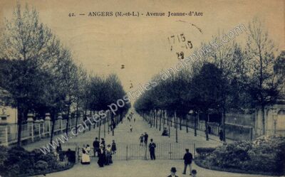 Carte postale ancienne Avenue Jeanne-d'Arc — Angers (Maine-et-Loire)