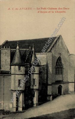 Carte postale ancienne Le Petit Château des Ducs d'Anjou et la Chapelle — Angers (Maine-et-Loire)