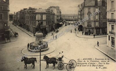 Carte postale ancienne Panorama de la Place de la Visitation, statue de Marguerite d'Anjou — Angers (Maine-et-Loire)