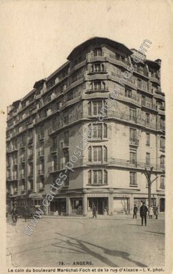 Carte postale ancienne Le coin du boulevard Maréchal-Foch et de la rue d'Alsace — Angers (Maine-et-Loire)