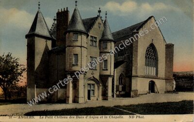 Carte postale ancienne Le Petit Château des Ducs d'Anjou et la Chapelle — Angers (Maine-et-Loire)