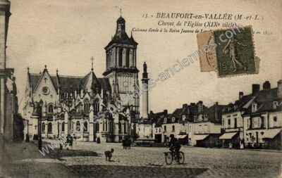 Carte postale ancienne Chevet de l'Eglise (XIXe siècle) / Colonne élevée à la Reine Jeanne de L... en 1842 — Beaufort-en-Vallée (Maine-et-Loire)