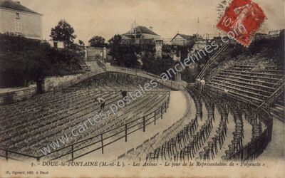 Carte postale ancienne Les Arènes - Le jour de la Représentation de « Polyèucte — Doué-la-Fontaine (Maine-et-Loire)