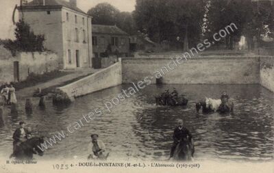 Carte postale ancienne L'Abreuvoir — Doué-la-Fontaine (Maine-et-Loire)