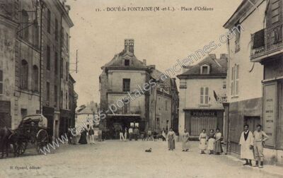 Carte postale ancienne Place d'Orléans — Doué-la-Fontaine (Maine-et-Loire)
