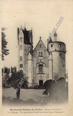 Carte postale ancienne Le Château. Vue prise dans l'intérieur de la Cour d'honneur — Montreuil-Bellay (Maine-et-Loire)