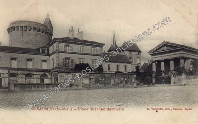 Carte postale ancienne Place de la Gendarmerie — Saumur (Maine-et-Loire)
