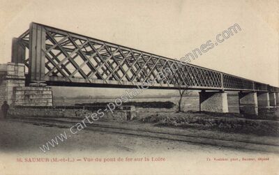 Carte postale ancienne Vue du pont de fer sur la Loire — Saumur (Maine-et-Loire)