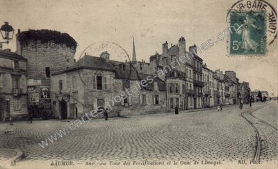 Carte postale ancienne Ancienne Tour des Fortifications et le Quai — Saumur (Maine-et-Loire)