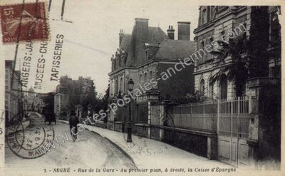Carte postale ancienne Rue de la Gare - Au premier plan, à droite, la Caisse d'Épargne — Segré (Maine-et-Loire)