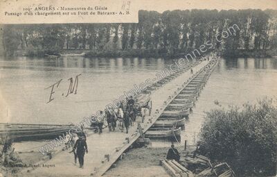 Carte postale ancienne Manœuvres du Génie - Passage d'un chargement sur un Pont de Bateaux — Angers (Maine-et-Loire)