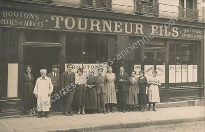 Carte postale ancienne Boutons, Oucles et Agrafes, Fils, Dés à Coudre en tous genres — Saumur (Maine-et-Loire)