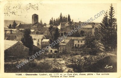 Carte postale ancienne Alt. 1.171 m. — Cure d'air, chasse, pêche - Vue centrale Fontaine et Four banal — Chasseradès (Lozère)