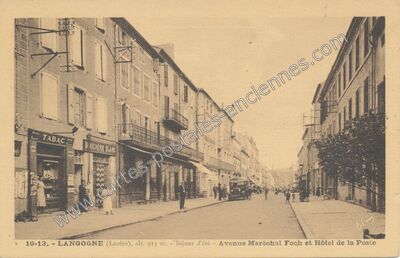 Carte postale ancienne Séjour d'été - Avenue Maréchal Foch et Hôtel de la Poste — Langogne (Lozère)