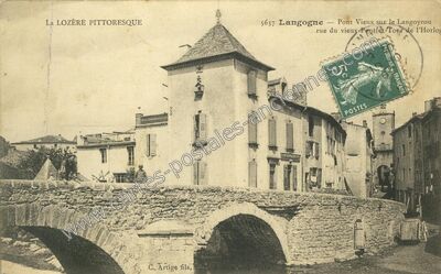 Carte postale ancienne Pont Vieux sur le Langoyrou rue du vieux Pont et Tour de l'Horloge — Langogne (Lozère)