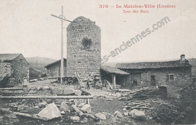 Carte postale ancienne Tour des Ducs — Le Malzieu-Ville (Lozère)
