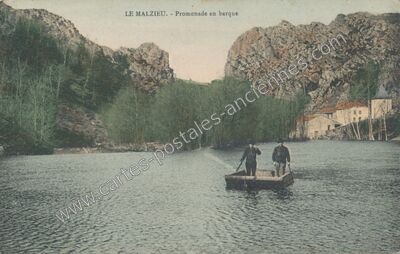 Carte postale ancienne Promenade en barque — Le Malzieu-Ville (Lozère)