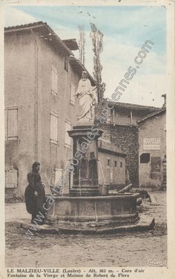 Carte postale ancienne Fontaine de la Vierge et Maison de Robert de Flers — Le Malzieu-Ville (Lozère)