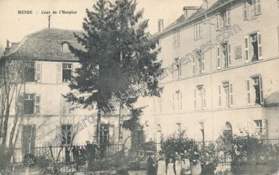 Carte postale ancienne Cour de l'Hospice — Mende (Lozère)