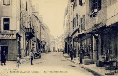 Carte postale ancienne Rue Théophile-Roussel — Saint-Chély-d'Apcher (Lozère)