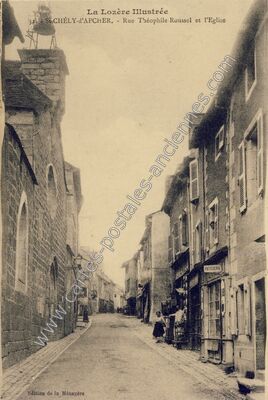 Carte postale ancienne Rue Théophile-Roussel et l'Eglise — Saint-Chély-d'Apcher (Lozère)