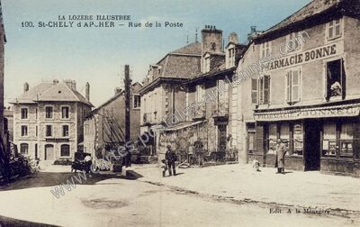 Carte postale ancienne Rue de la Poste — Saint-Chély-d'Apcher (Lozère)