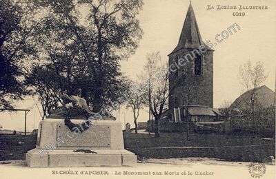 Carte postale ancienne Le Monument aux Morts et le Clocher — Saint-Chély-d'Apcher (Lozère)