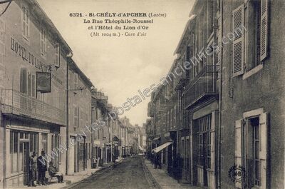 Carte postale ancienne La Rue Théophile-Roussel et l'Hôtel du Lion d'Or — Saint-Chély-d'Apcher (Lozère)